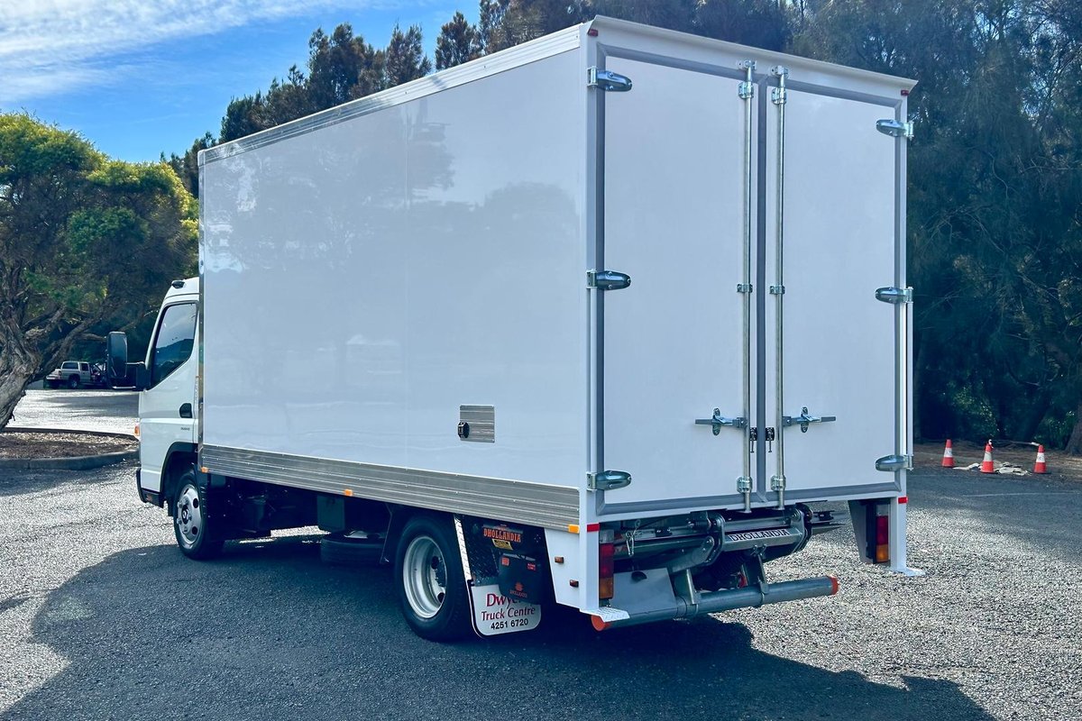 2020 Fuso Canter 515 image 5