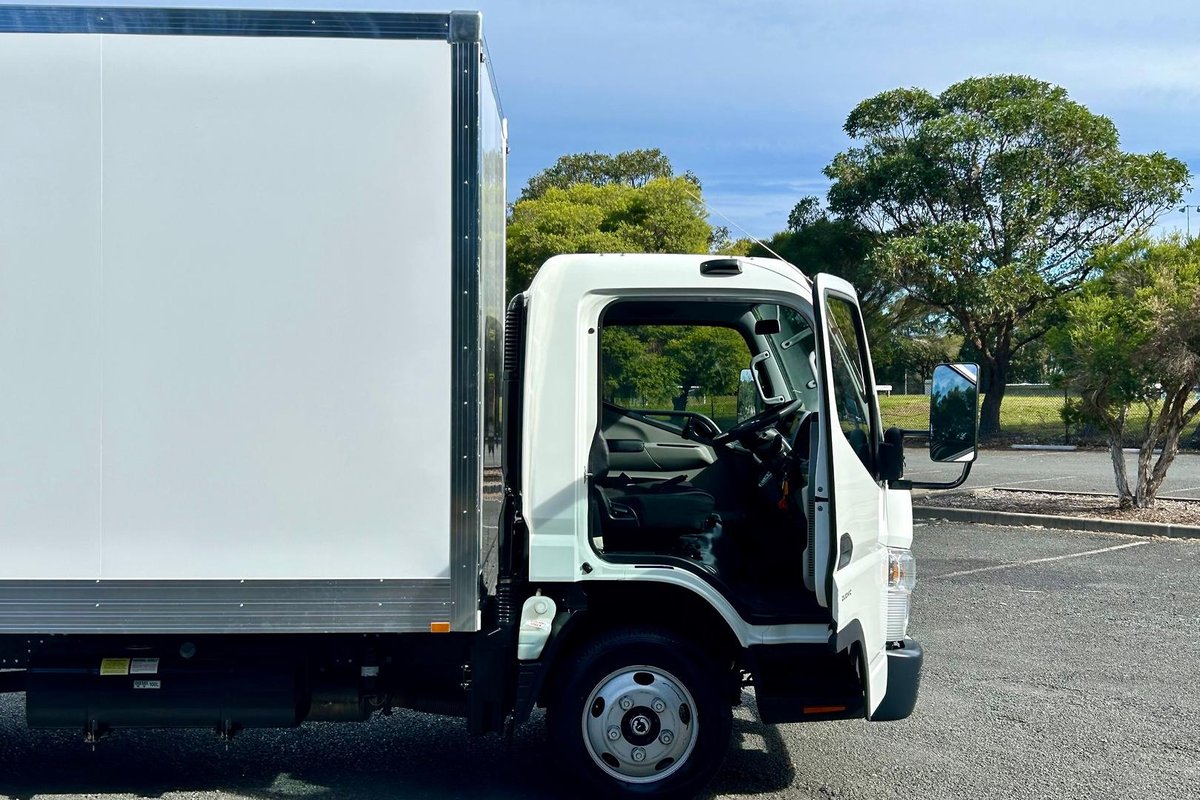 2020 Fuso Canter 515 image 24
