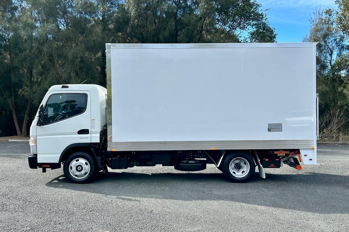 2020 Fuso Canter 515 image 6