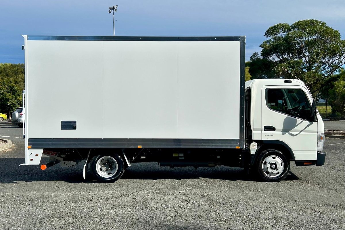 2020 Fuso Canter 515 image 2