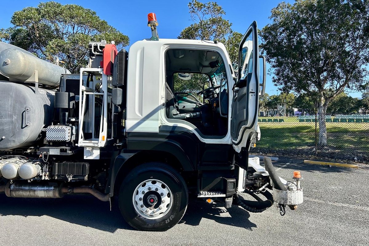 2017 Isuzu F Series FXZ 1500 image 22