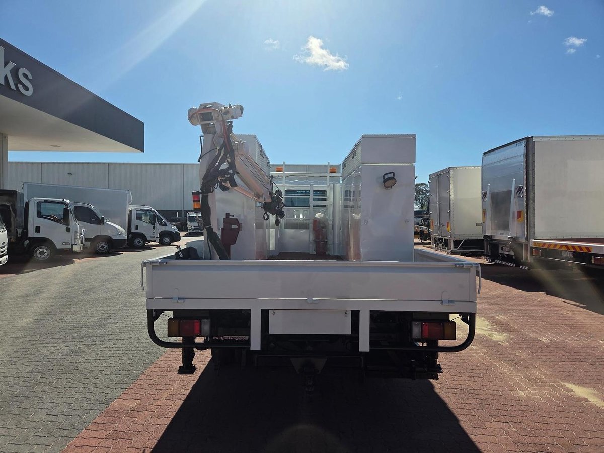 2015 Isuzu Nps300 4X4 Service Body And Crane image 6