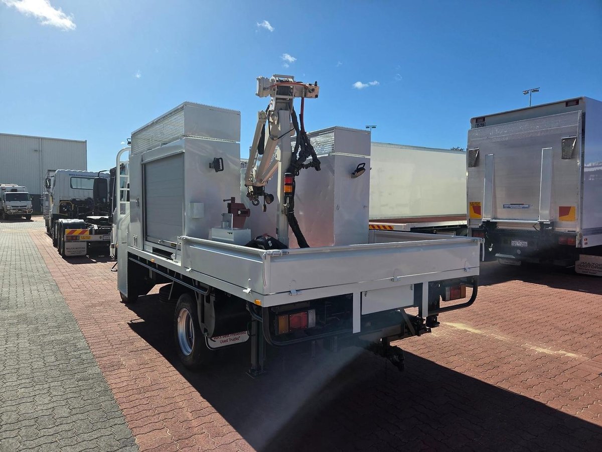 2015 Isuzu Nps300 4X4 Service Body And Crane image 31