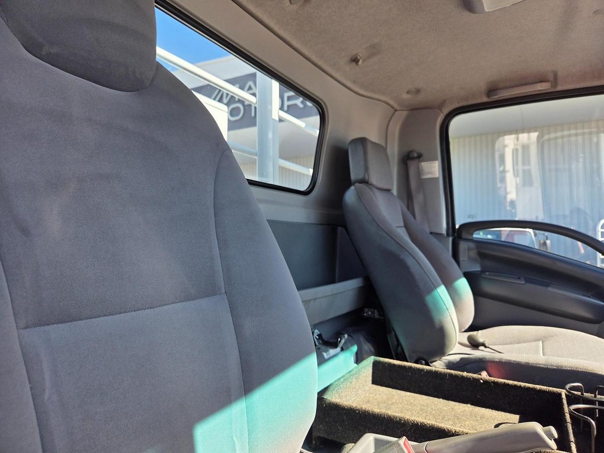2015 Isuzu Nps300 4X4 Service Body And Crane image 19