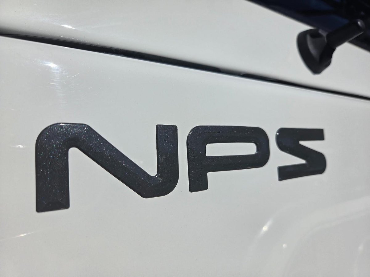 2015 Isuzu Nps300 4X4 Service Body And Crane image 2