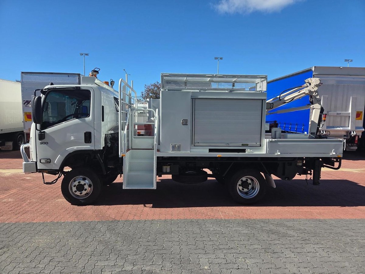 2015 Isuzu Nps300 4X4 Service Body And Crane image 9