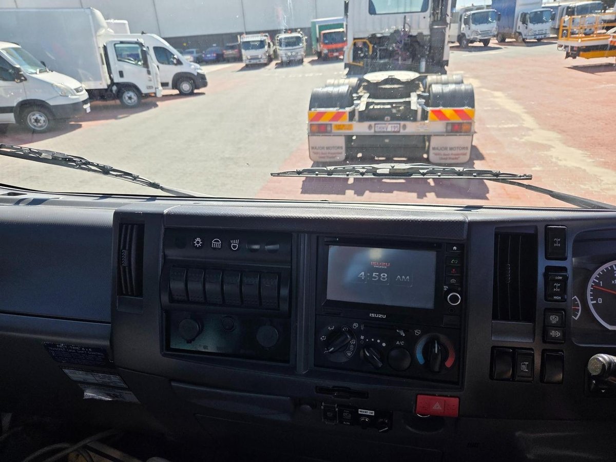 2015 Isuzu Nps300 4X4 Service Body And Crane image 16