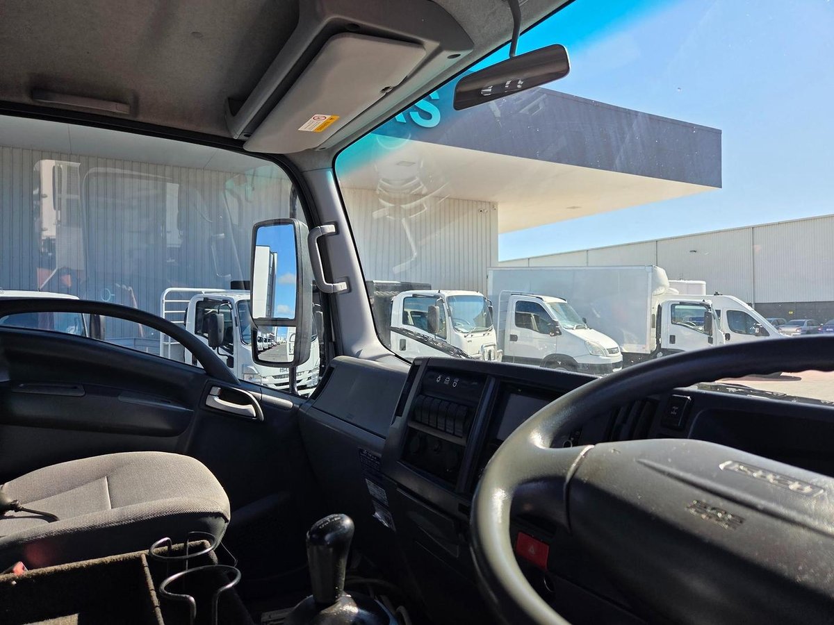 2015 Isuzu Nps300 4X4 Service Body And Crane image 12