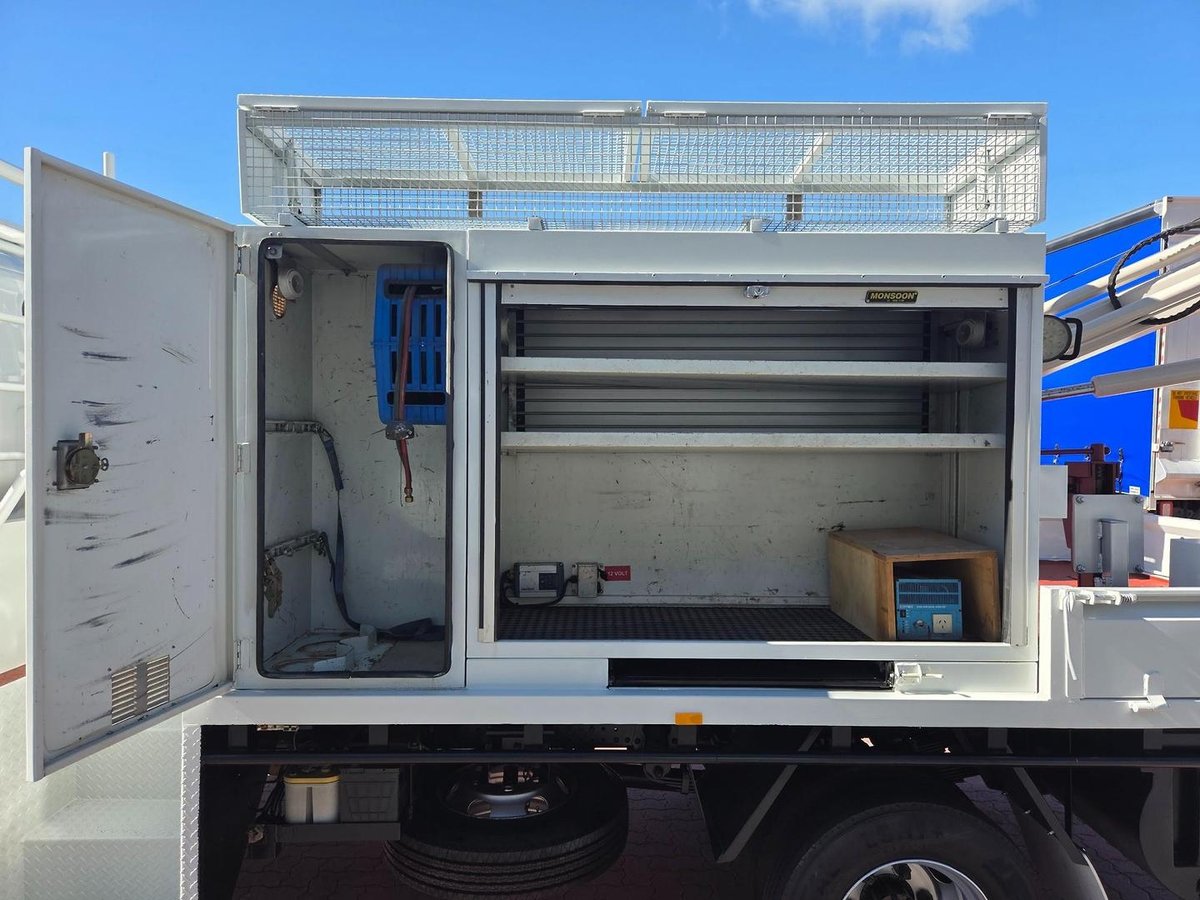2015 Isuzu Nps300 4X4 Service Body And Crane image 10