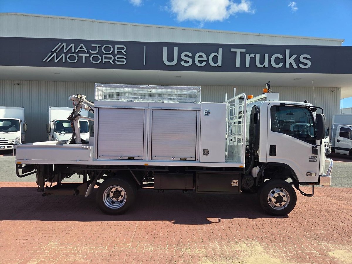 2015 Isuzu Nps300 4X4 Service Body And Crane image 17