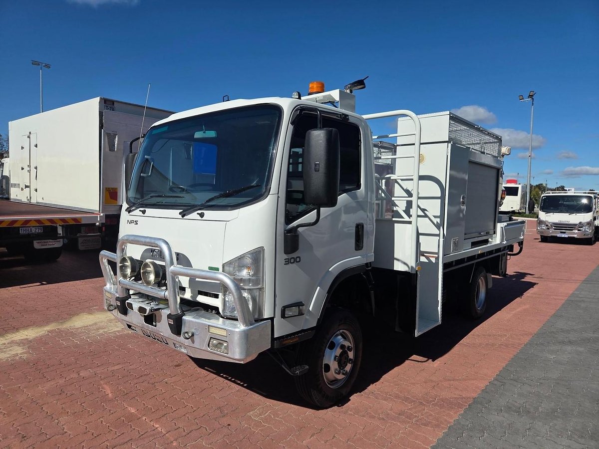2015 Isuzu Nps300 4X4 Service Body And Crane image 13