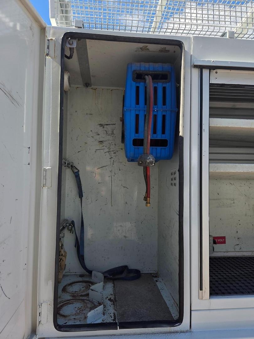 2015 Isuzu Nps300 4X4 Service Body And Crane image 15