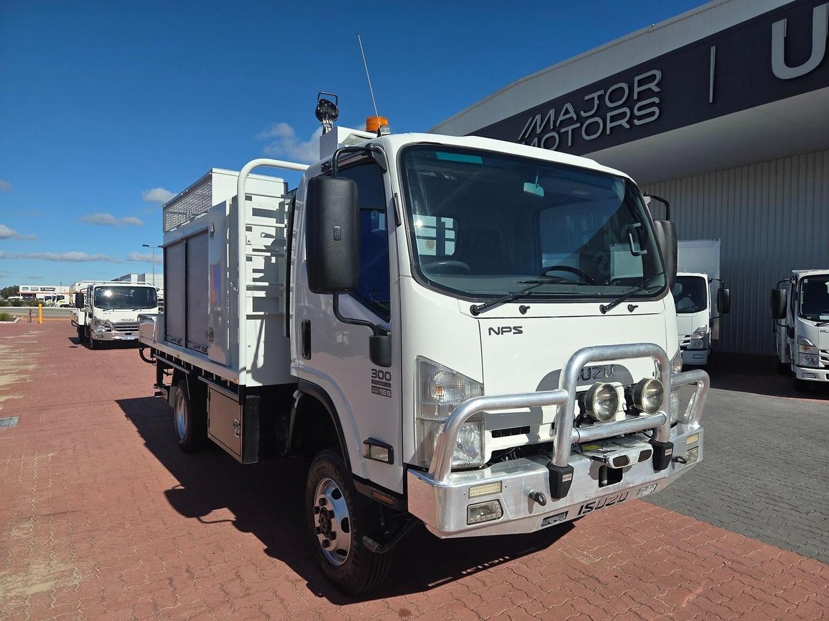 2015 Isuzu Nps300 4X4 Service Body And Crane image 4