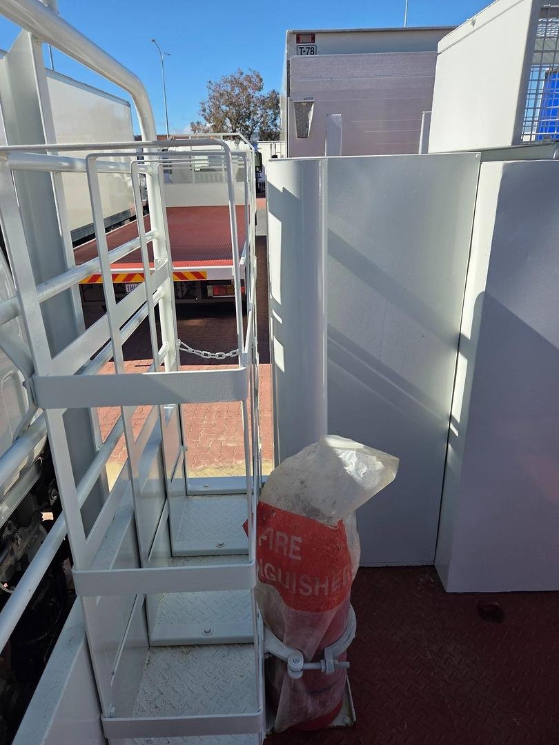 2015 Isuzu Nps300 4X4 Service Body And Crane image 7