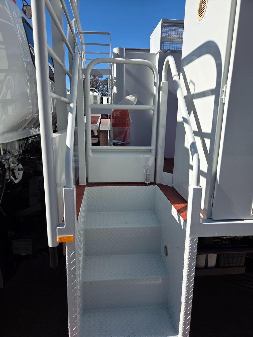 2015 Isuzu Nps300 4X4 Service Body And Crane image 3