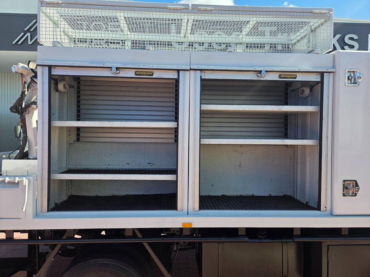 2015 Isuzu Nps300 4X4 Service Body And Crane image 11