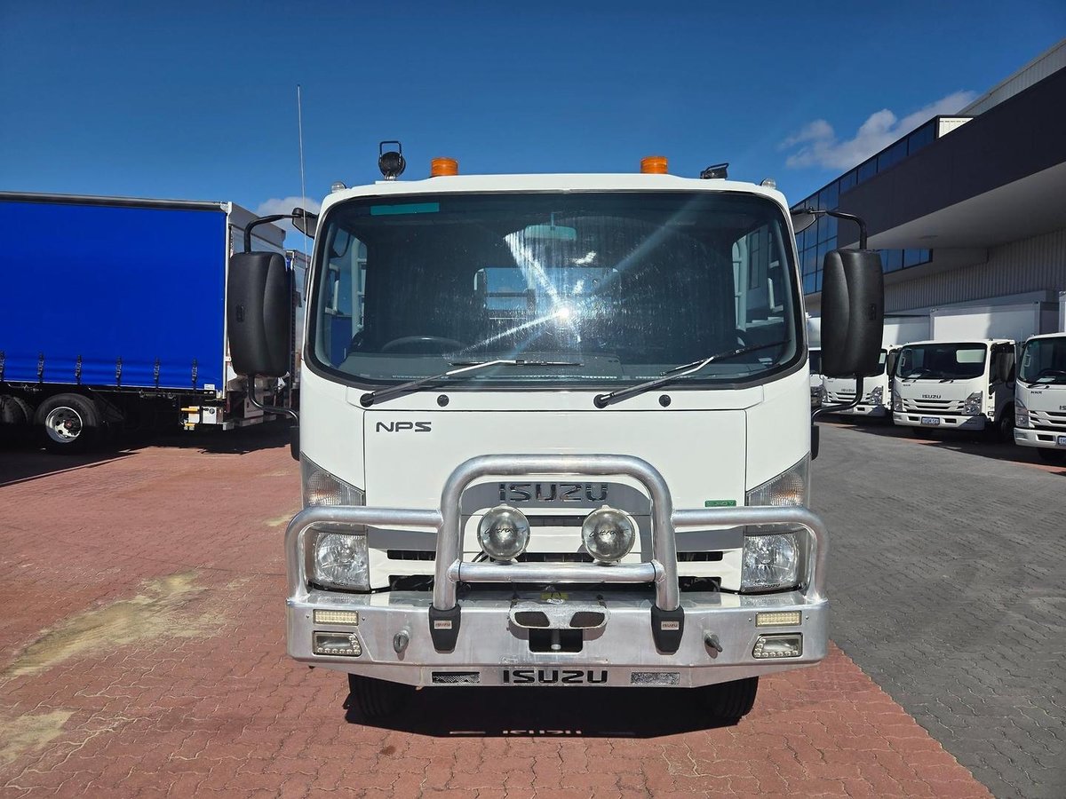 2015 Isuzu Nps300 4X4 Service Body And Crane image 30