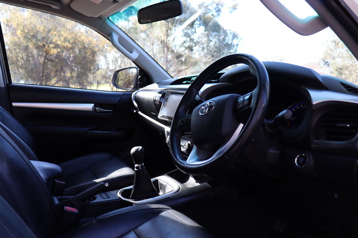 2017 Toyota Hilux SR5 GUN126R 4X4 Dual Range image 11