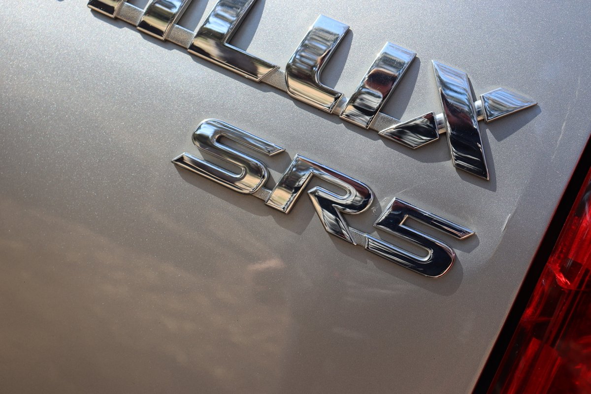2017 Toyota Hilux SR5 GUN126R 4X4 Dual Range image 9