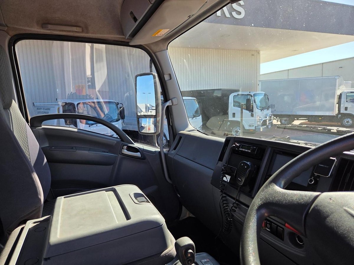 2015 Isuzu Fsr850 Auto 8 Ton Tray And Rops image 17