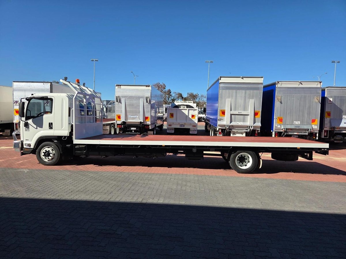 2015 Isuzu Fsr850 Auto 8 Ton Tray And Rops image 9