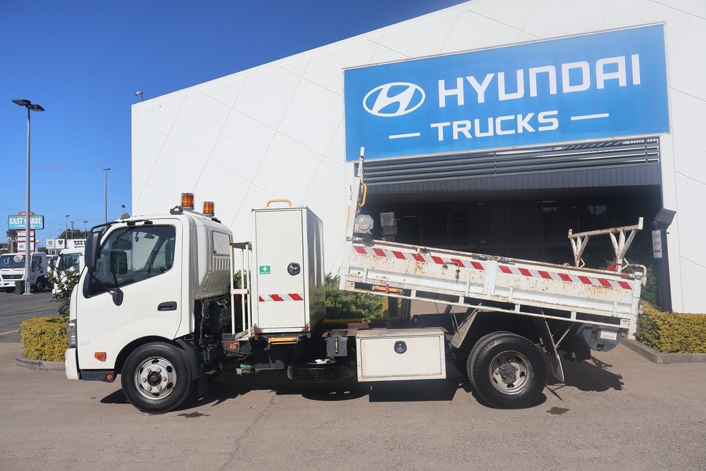 2016 Hino Dutro 917 image 2