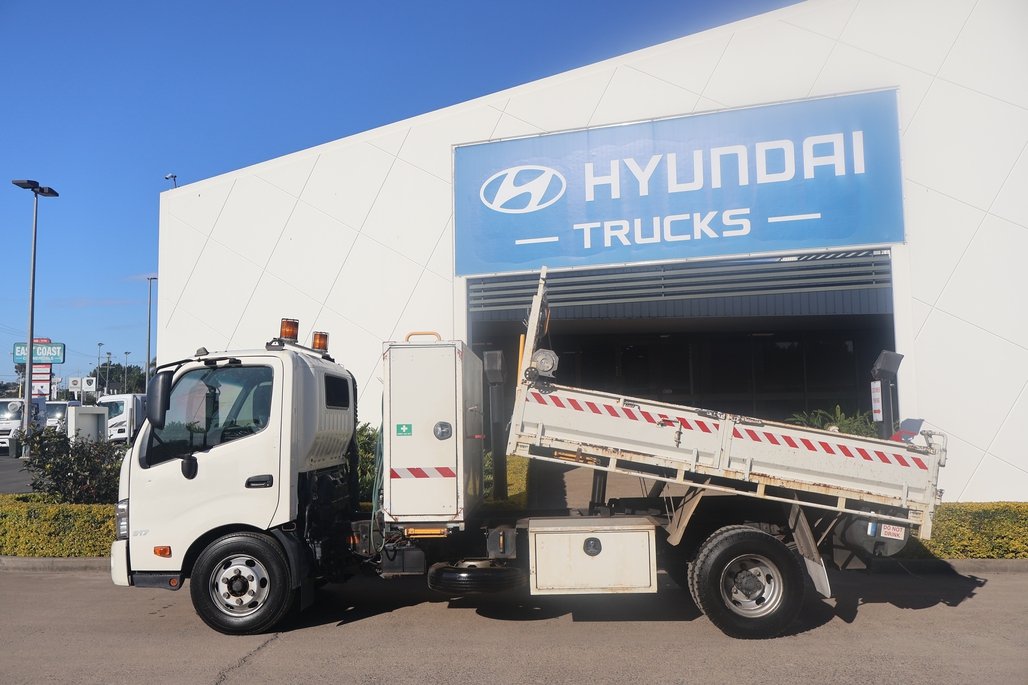 2016 Hino Dutro 917 image 2