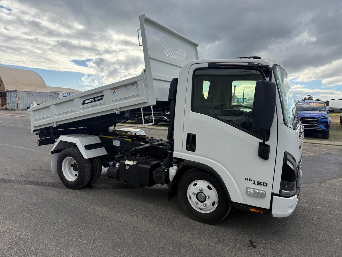 2026 Isuzu N Series NMR 65/45-150 DT D25 Tri-Tipper image 5