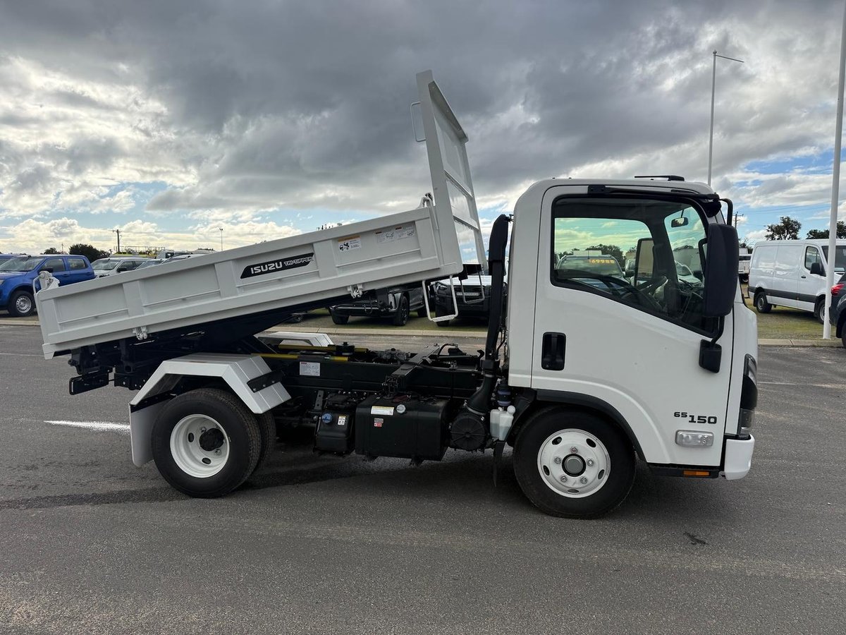 2026 Isuzu N Series NMR 65/45-150 DT D25 Tri-Tipper image 6
