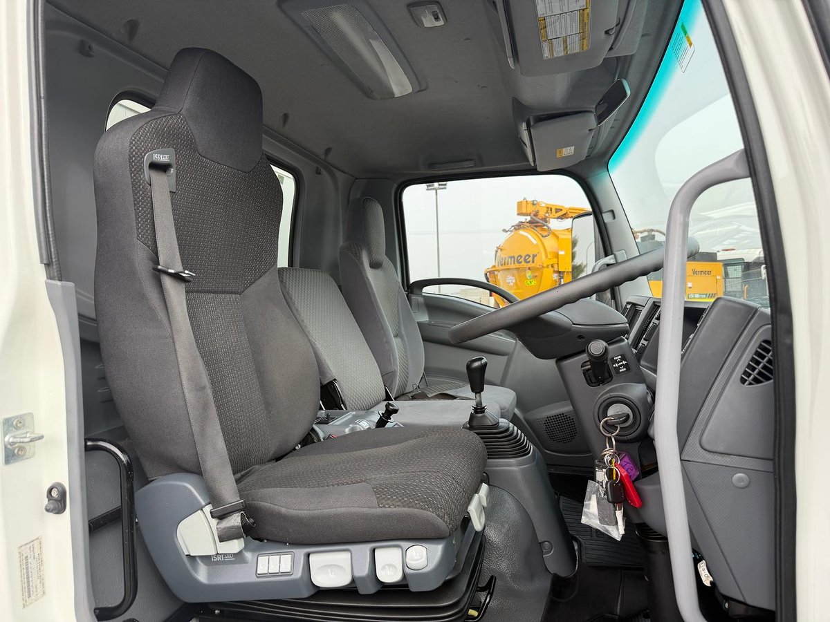 2021 Isuzu F Series image 23