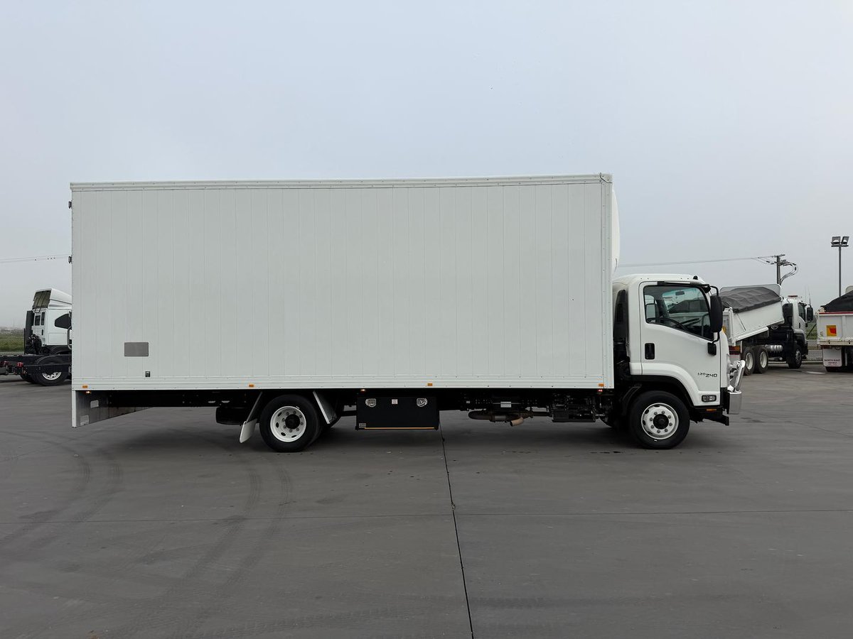 2021 Isuzu F Series image 8