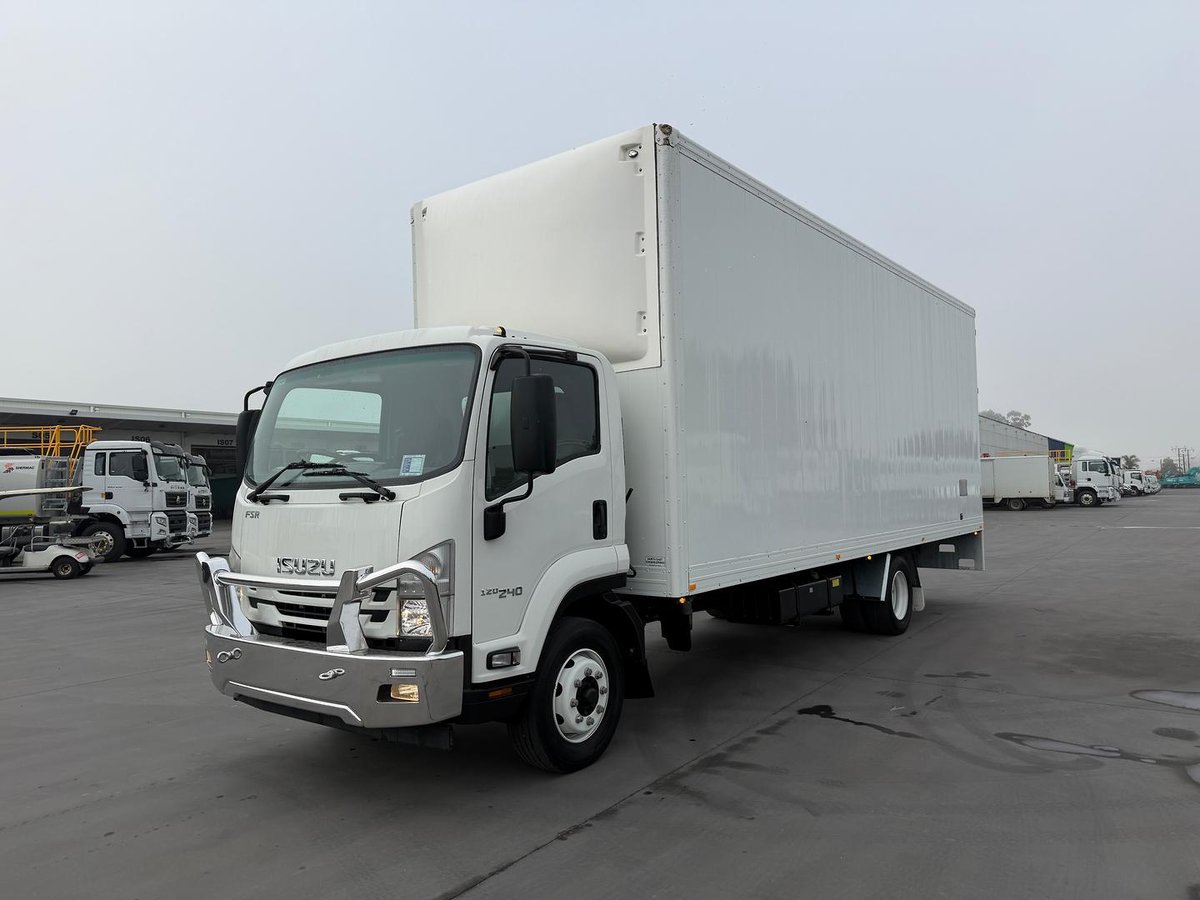 2021 Isuzu F Series image 3
