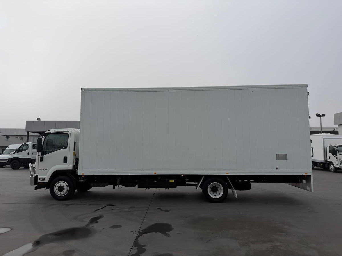 2021 Isuzu F Series image 4
