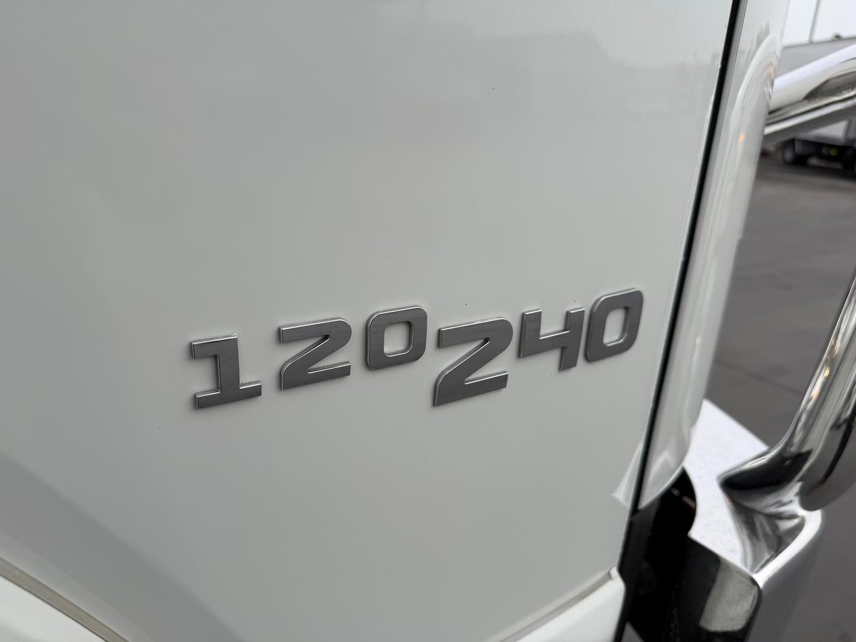 2021 Isuzu F Series image 9
