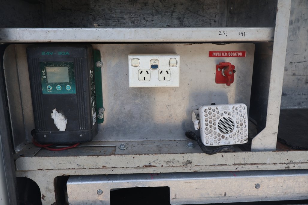 2019 ISUZU NPR 75-190 image 16