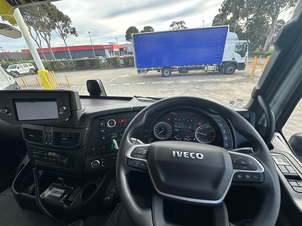 2025 Iveco S-Way AT230 image 17