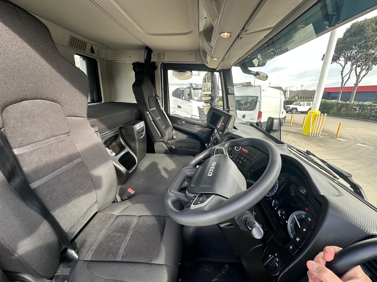 2025 Iveco S-Way AT230 image 16