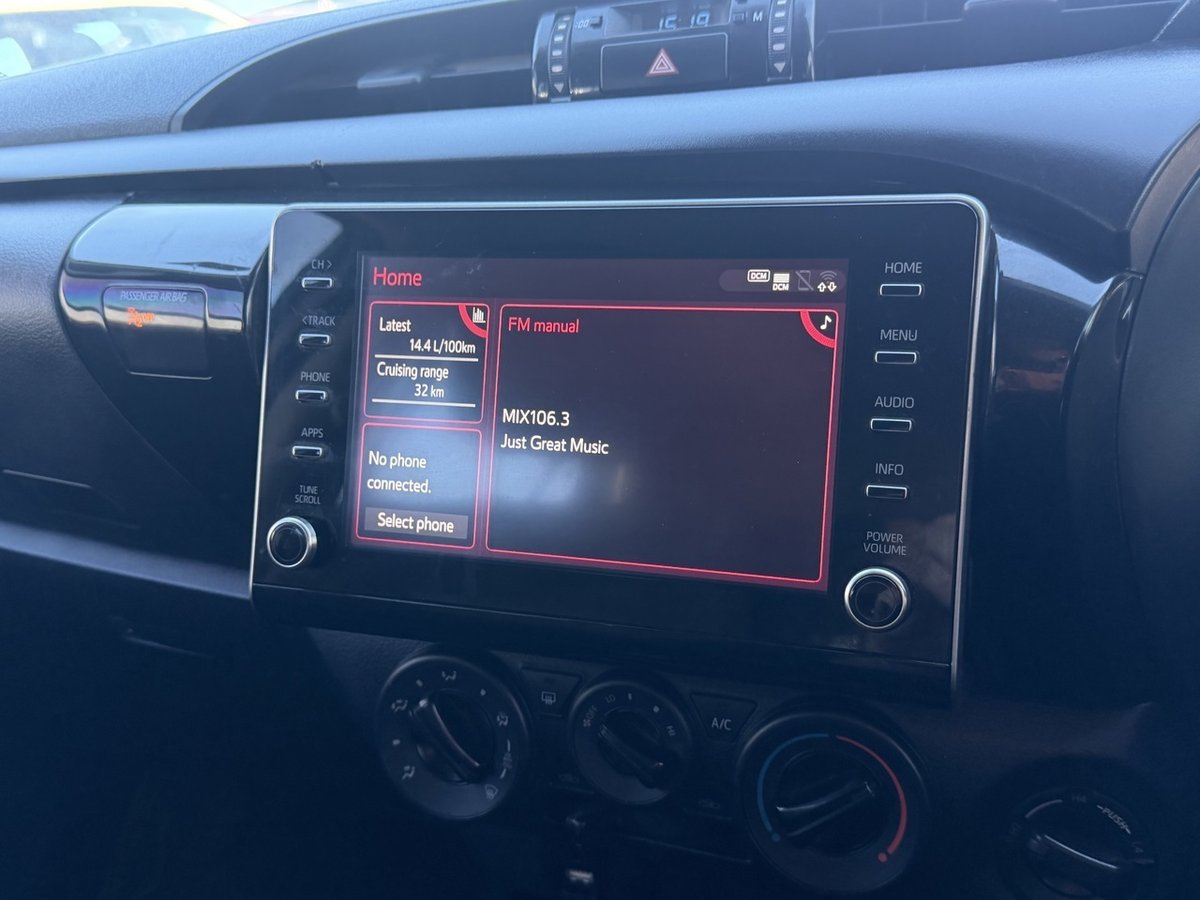 2023 Toyota Hilux 4x4 image 10