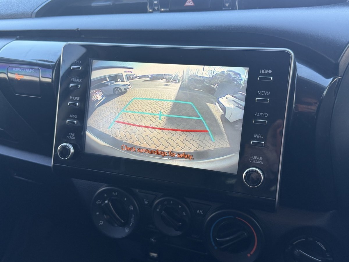 2023 Toyota Hilux 4x4 image 11