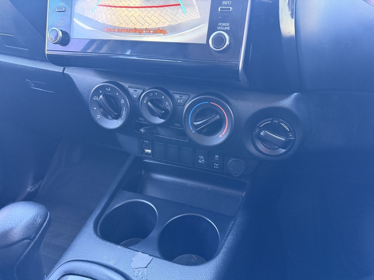 2023 Toyota Hilux 4x4 image 12