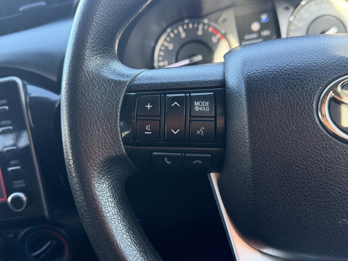 2023 Toyota Hilux 4x4 image 14