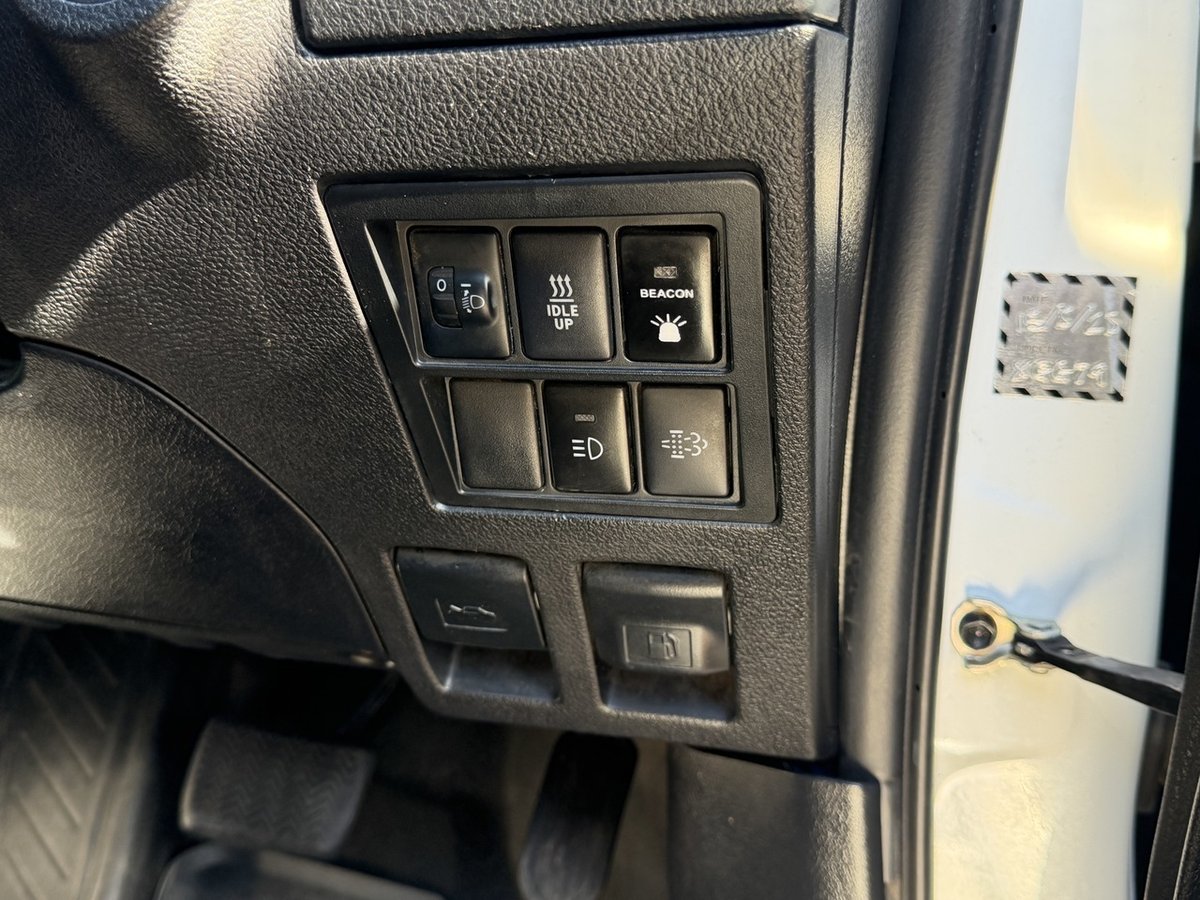 2023 Toyota Hilux 4x4 image 16