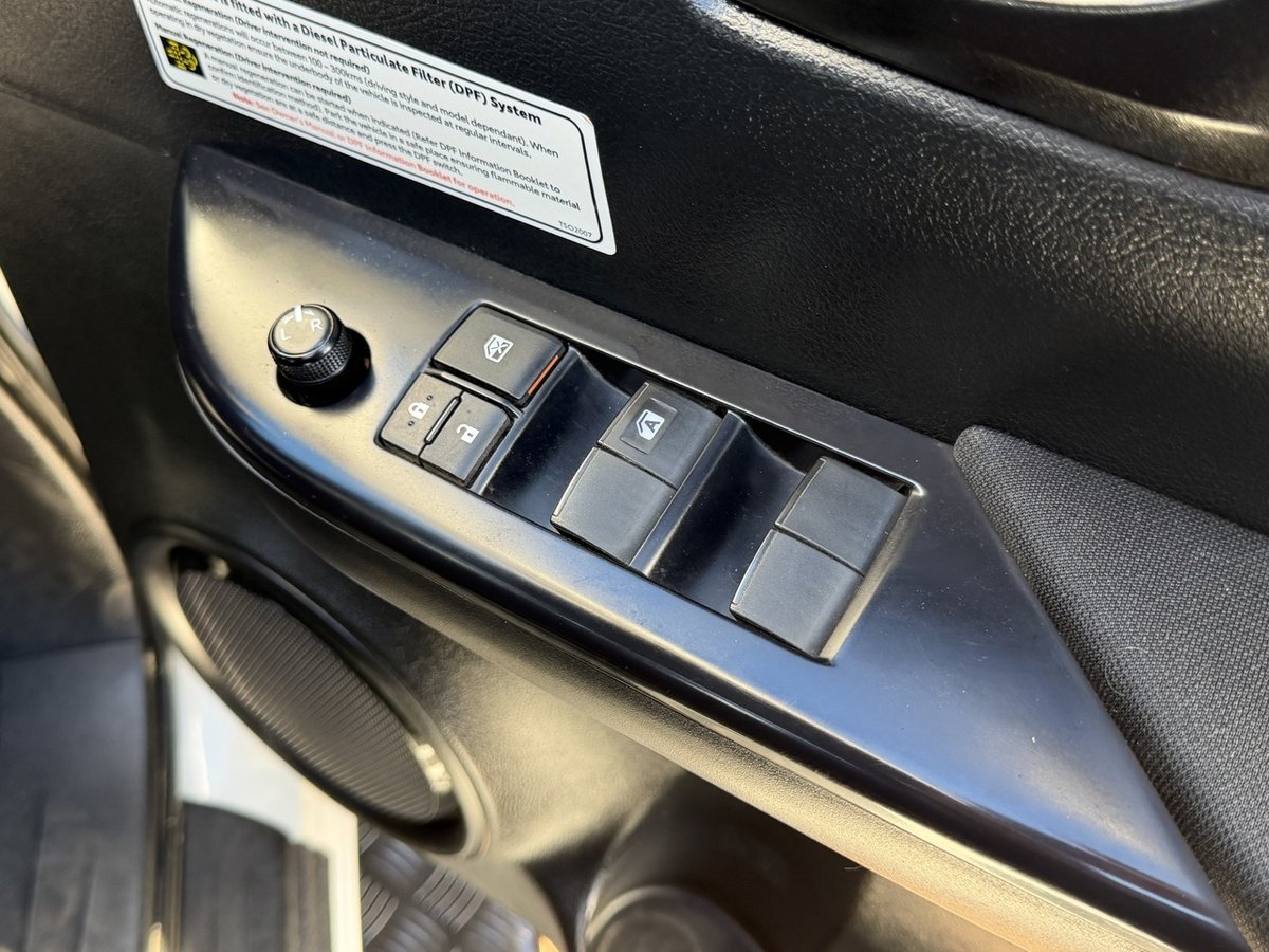 2023 Toyota Hilux 4x4 image 17