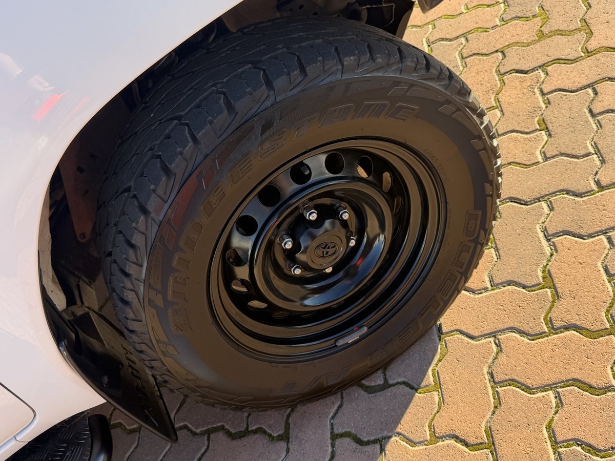 2023 Toyota Hilux 4x4 image 8