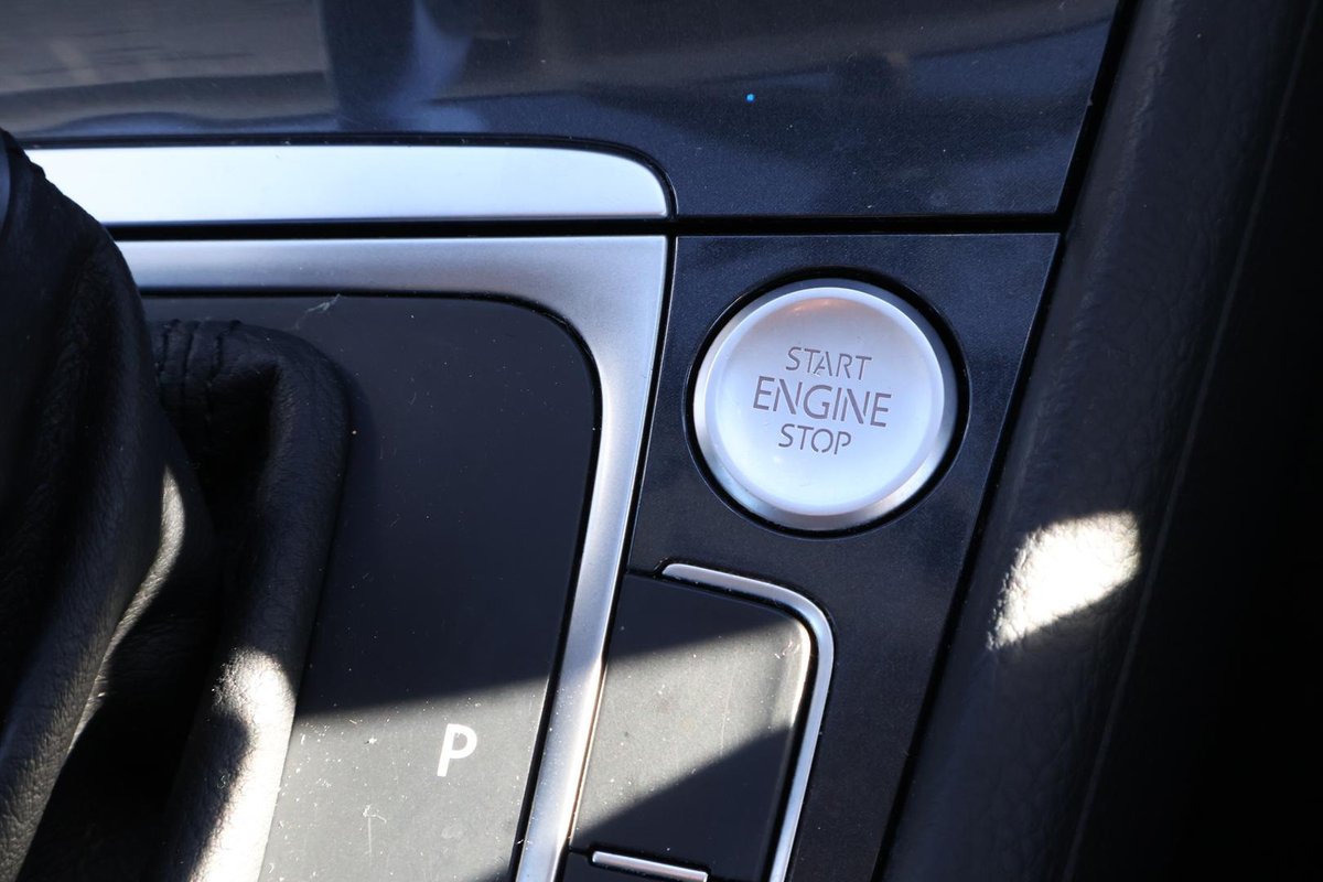 2015 MINI Hatch image 16