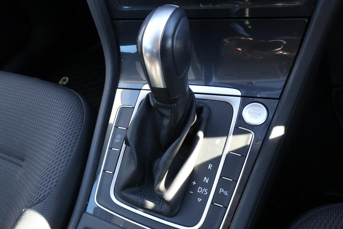 2015 MINI Hatch image 17