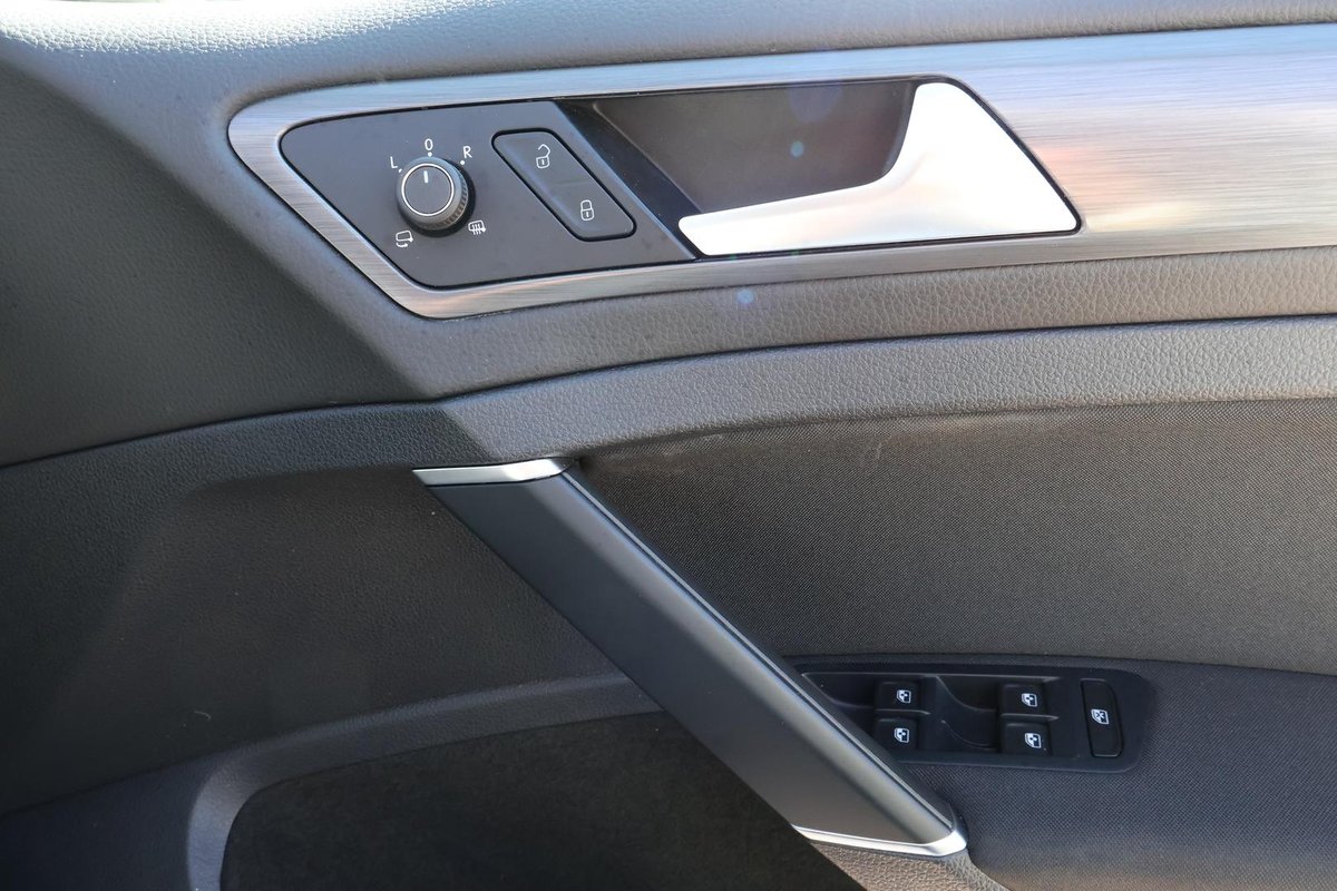 2015 MINI Hatch image 18