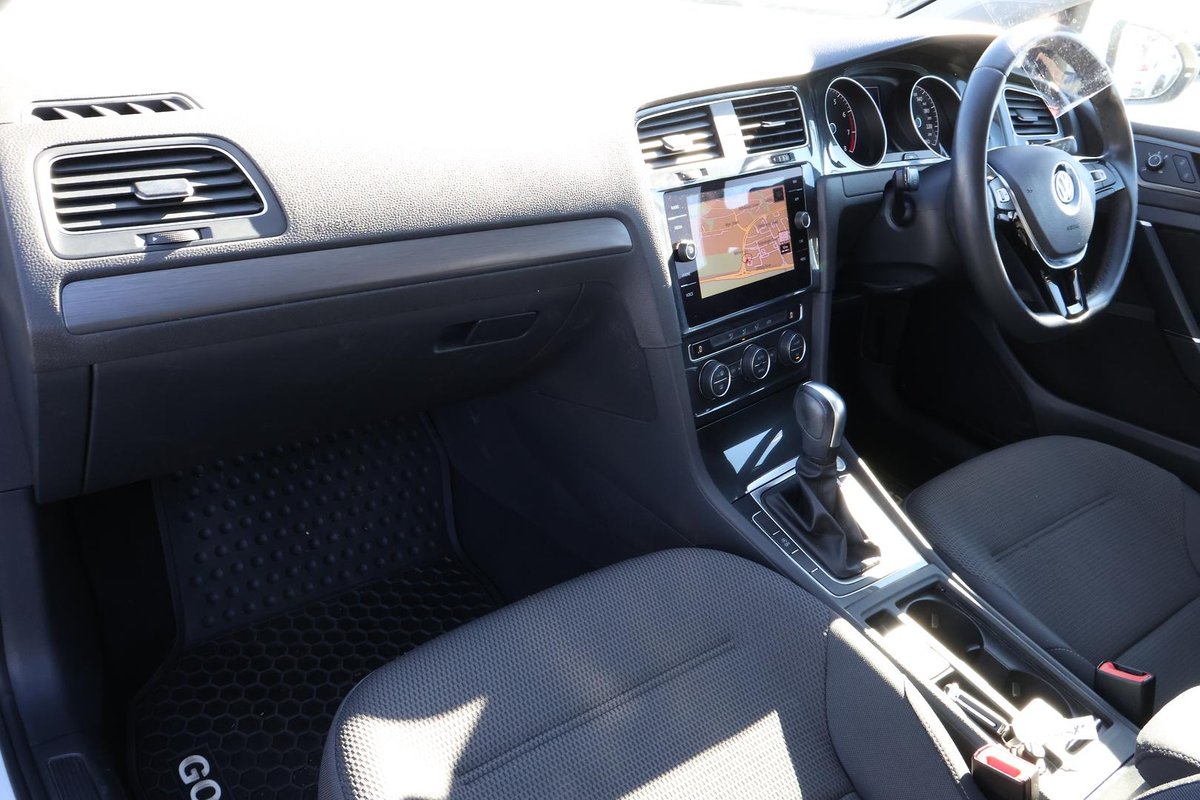 2015 MINI Hatch image 21