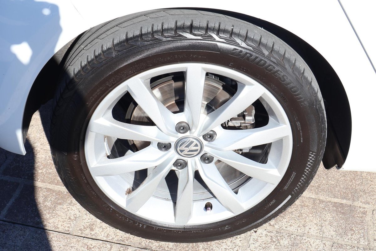 2015 MINI Hatch image 24