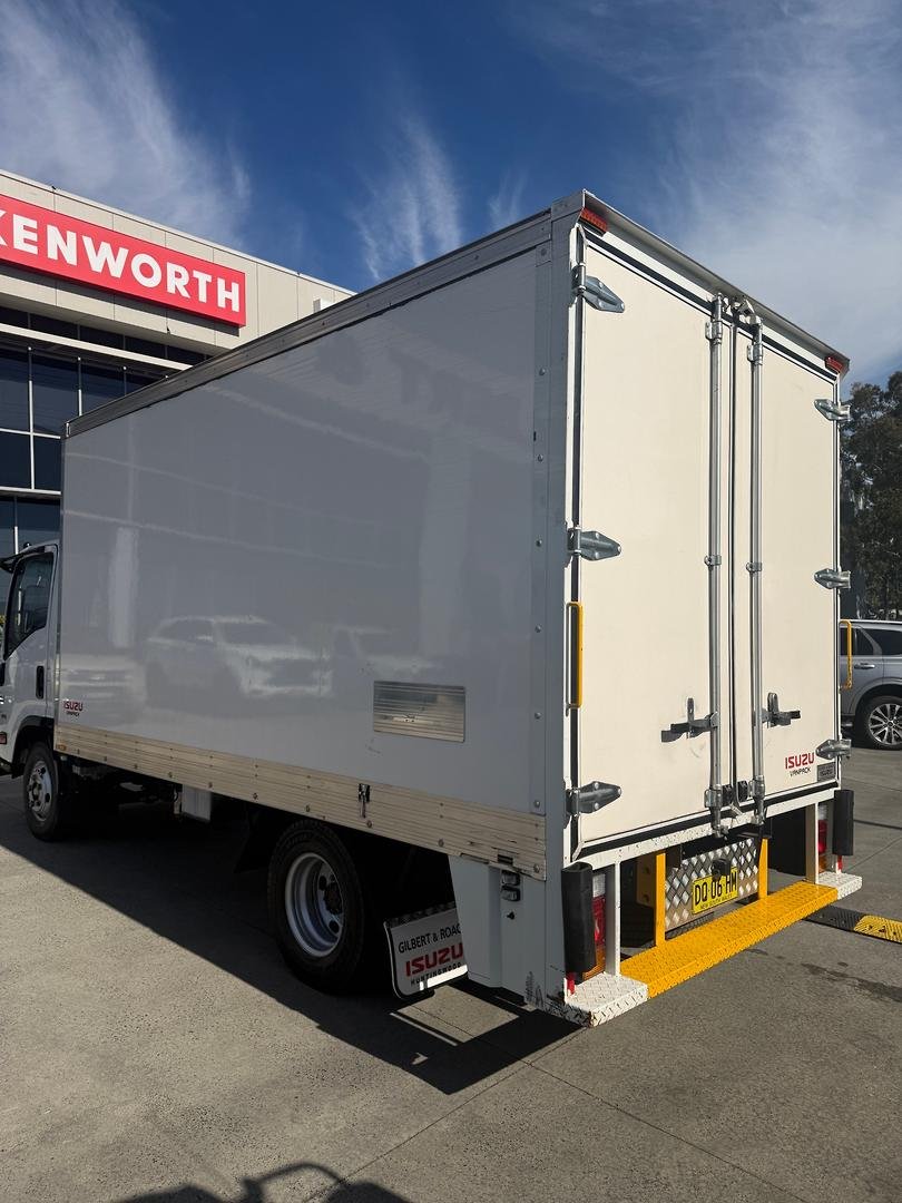 2022 Isuzu N Series NNR 45-150 Vanpack image 13